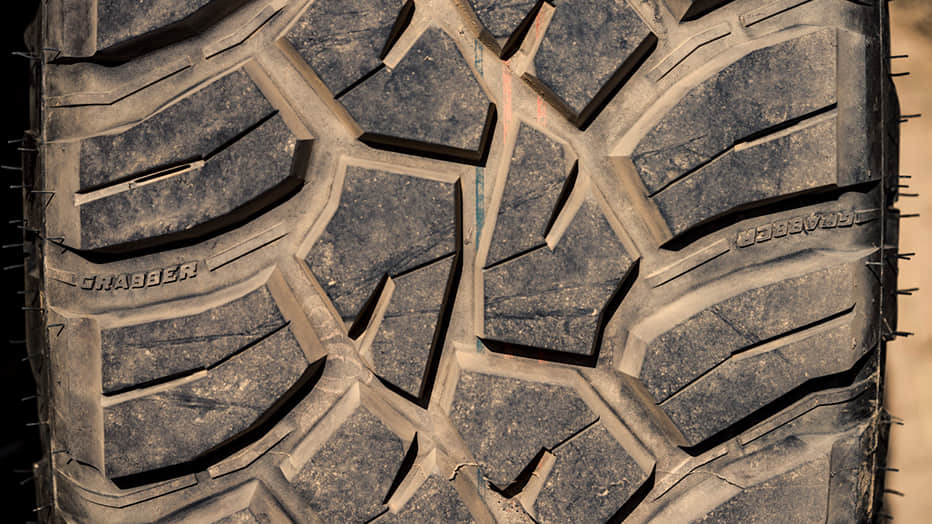将军轮胎，在北疆之旅的出色表现，源于它独特的设计。内外贯通的花纹，有利于排泥排沙，使其在戈壁滩上行驶时，具备强大的牵引力。